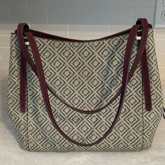 Elegant Patterned Tote Bag with Burgundy Accents - Picture 1 of 14